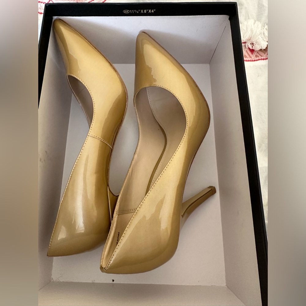 Pelle Moda Gold Mettalic Heels 8.5M- Size